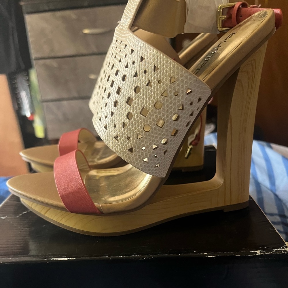 Women’s wedges size 9 brand new never worn